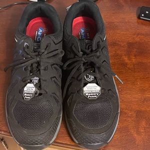 Men’s Size 10 Skechers Composite Toe Work Shoe